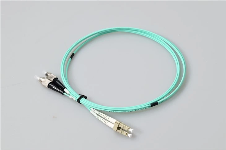 LC UPC - FC UPC OM3 다중 모드 이중 패치 케이블 - G657A1 굽힘 둔감, 10mm 최소 굽힘 반경, 2.0mm LSZH